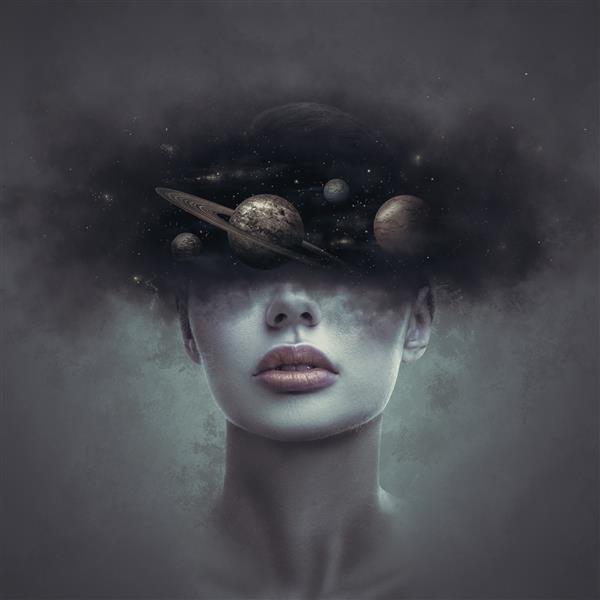 پرتره هنری فانتزی از زن رویایی روز جوان با سر در ابرهای فضای بیرونی کهکشان مفهوم رویا یا تخیل