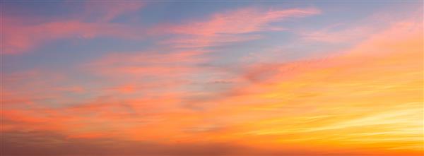 آسمان نمای پانورامیک غروب آفتاب طلوع خورشید غروب خورشید منظره آسمان با ابرها پانورامای طولانی برش آن