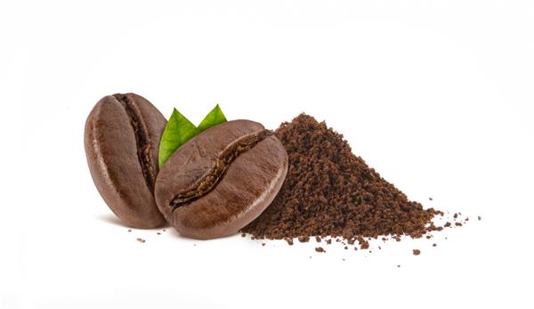 دانه های قهوه برشته شده با عکس استودیویی پودر قهوه جدا شده در پس زمینه سفید محصولات سالم با مفهوم مواد طبیعی ارگانیک