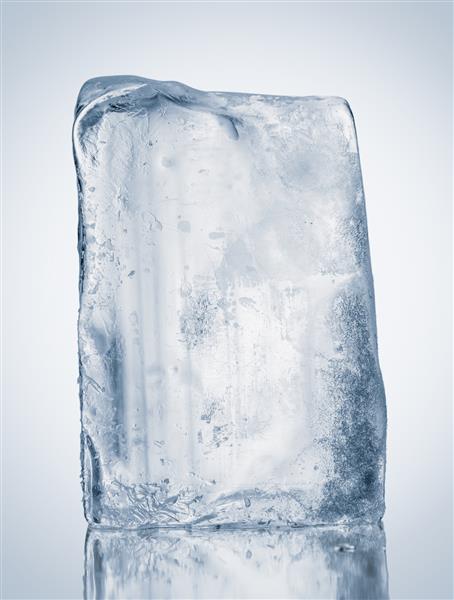 بلوک یخ طبیعی شفاف با رنگ های سرد روی سطح بازتابنده مسیر برش گنجانده شده است