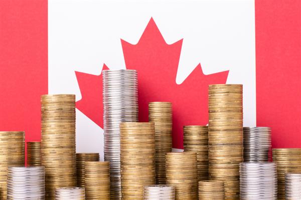 پشته های پول طلایی و نقره ای جلوی پرچم کانادا سیستم مالی کانادا