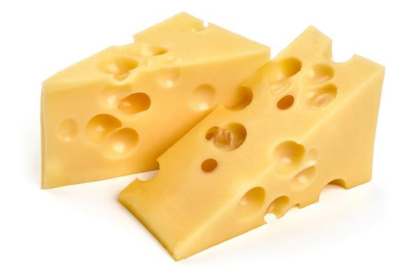 مثلث پنیر امانتال پنیر سوئیسی جدا شده در زمینه سفید تصویر با وضوح بالا