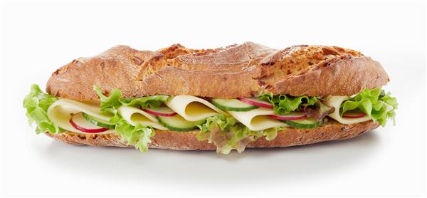 ساندویچ باگت خوشمزه با سبزیجات مختلف و برش‌های پنیر که روی پس‌زمینه سفید در استودیو قرار داده شده است