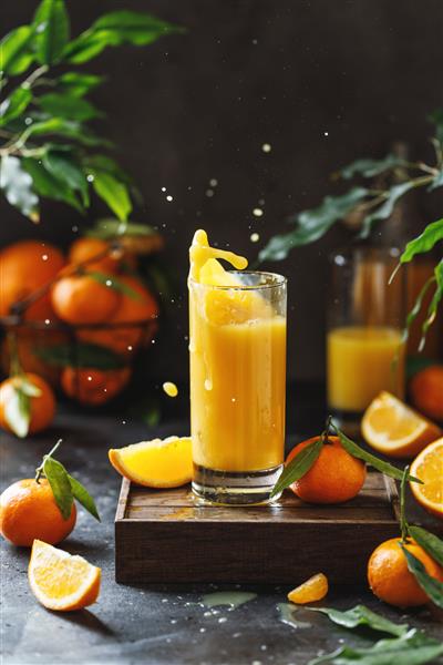 یک لیوان آب پرتغال پاشیدن آب پرتقال