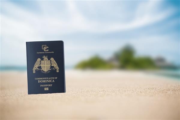 پاسپورت دومینیکا در شن و ماسه ساحل فضایی برای نوشتن شهروندی