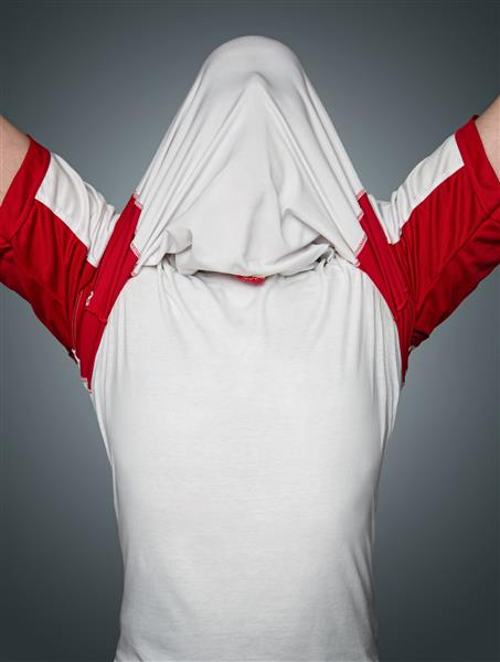 از نزدیک از طرفداران فوتبال بازیکنی که پیراهنش را روی سر کشیده و تی شرت خالی با فضای کپی را نشان می دهد
