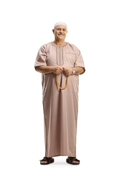 پرتره تمام قد از یک روحانی مسلمان که مهره های نماز جدا شده در پس زمینه سفید را در دست دارد