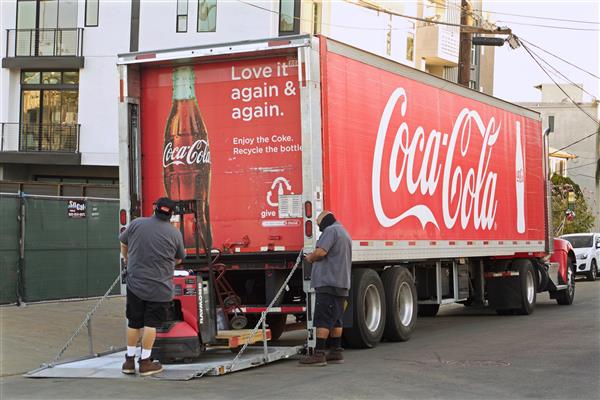 لس آنجلس - 25 فوریه 2021 کارمندان کوکاکولا درب بیرونی دروازه آسانسور عقب کامیون تحویل را کار می کنند