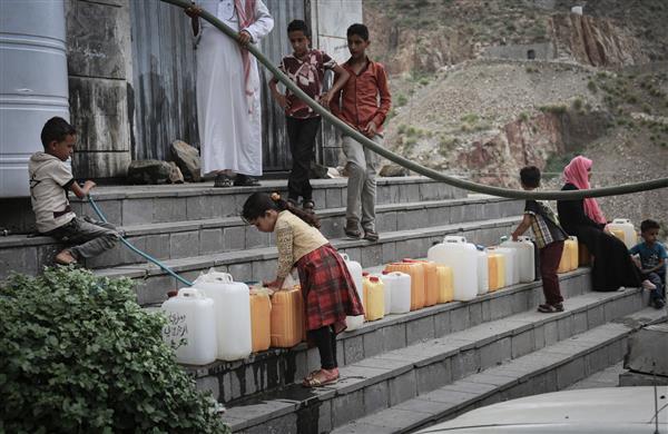 تعز یمن - 28 ژوئیه 2020 کودکان به دلیل بحران آب و شرایط دشوار زندگی که ساکنان شهر تعز در جنوب یمن از آغاز جنگ شاهد آن بودند آب می‌آورند
