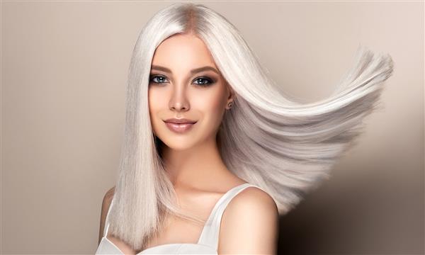 دختر زیبا با رنگ مو در بلوند فوق العاده مدل موی شیک در سالن زیبایی انجام شده است مد لوازم آرایش و آرایش