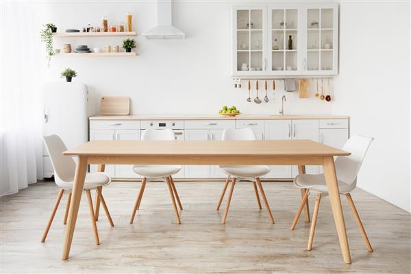 آشپزخانه سفید کلاسیک اسکاندیناوی با جزئیات چوبی طراحی داخلی مینیمالیستی مبلمان مدرن با لوازم و ظروف مختلف میز و صندلی در اتاق غذاخوری فضای کپی