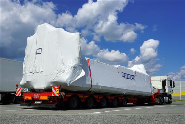 بار بزرگ یا کاروان استثنایی کامیونی با نیم تریلر مخصوص حمل بارهای بزرگ وسیله نقلیه بسیار طولانی