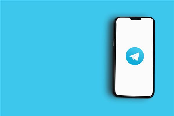 برنامه تلگرام در صفحه نمایش گوشی هوشمند در پس زمینه آبی نمای بالا ریودوژانیرو RJ برزیل می 2021