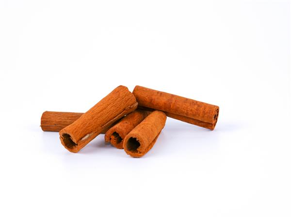 Cinnamomum zeylanicum یا به زبان مالایی kulit kayu manis جدا شده با زمینه سفید تصویر فوکوس انتخابی