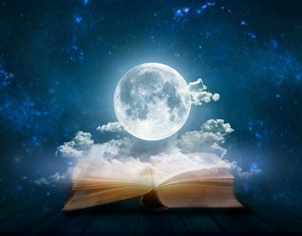 ماه کامل بالای صفحات باز کتاب قدیمی طالع بینی زودیاک مفهوم باطنی