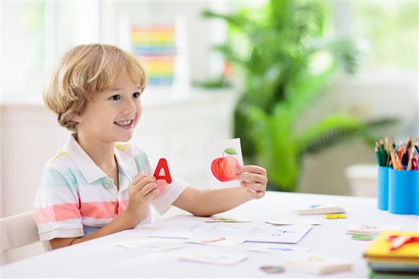 بچه ها خواندن را یاد می گیرند فلش کارت های رنگارنگ abc phonics برای کودکان مهدکودک و پیش دبستانی آموزش از راه دور و مکتب خانه برای کودک خردسال کودک در حال خواندن صداها و حروف درس انگلیسی