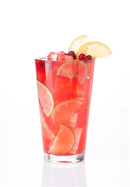 لیموناد توت قرمز و میوه با تکه های لیمو و لیمو و زغال اخته تکه های یخ و فوم اشتها آور در یک لیوان بلند روی زمینه سفید