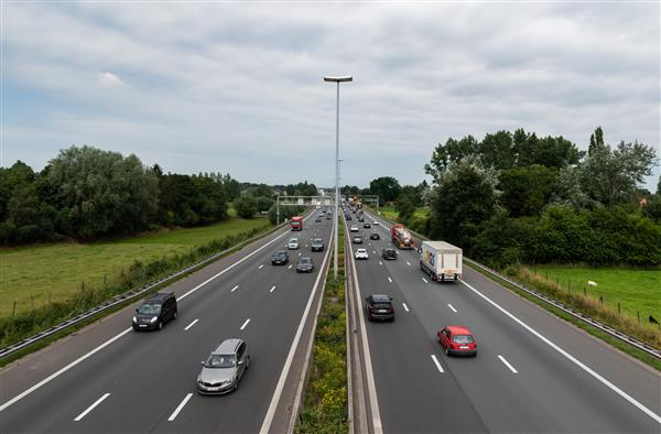 Wetteren منطقه فلاندر شرقی بلژیک - 07 15 2021 ترافیک بزرگراه E40 از بالا گرفته شده است