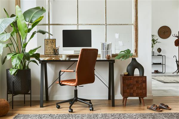 ترکیب شیک طراحی داخلی فضای کار مردانه مدرن با میز صنعتی مشکی صندلی راحتی چرم قهوه ای کامپیوتر و لوازم شخصی شیک قالب