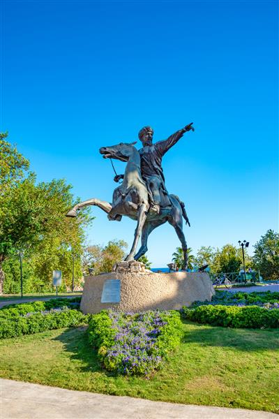 آنتالیا ترکیه - 3 اکتبر 2014 بنای یادبود سلطان سلجوقی سوار بر اسب که جهت را با دست خود در مرکز شهر تاریخی آنتالیا در پارک در ساحل آنتالیا ترکیه نشان می دهد