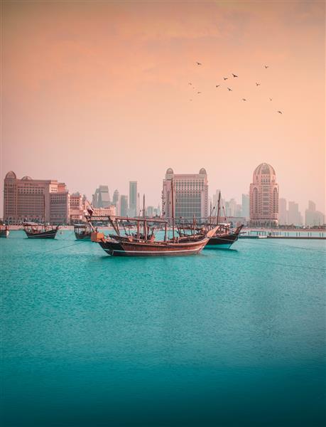 تصویری زیبا از یک قایق معمولی عربی در مرکز دوحه قطر در هنگام غروب آفتاب