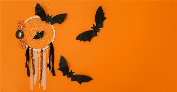 شکارچی رویایی با کلمه بو و خفاش در پس‌زمینه استودیو نارنجی یک مفهوم هالووین است فضای کپی بنر