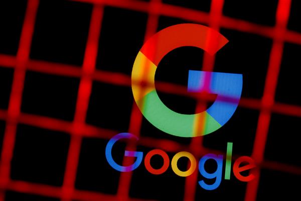 کازان روسیه - 26 اکتبر 2021 لوگوی شرکت فناوری گوگل در پشت میله های زندان مفهوم سانسور و ممنوعیت گوگل
