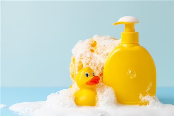شامپو بچه در زمینه سفید اردک زرد لاستیکی فوم صابون لوازم جانبی حمام