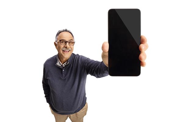 مرد بالغی که لبخند می‌زند و گوشی هوشمندی را جلوی دوربین جدا شده در پس‌زمینه سفید نشان می‌دهد