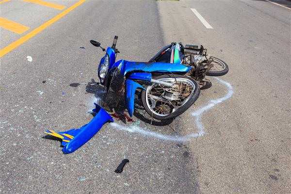 سوراتانی - 18 ژوئیه تصادف موتورسیکلت در جاده و تصادف با ماشین دیگر که باعث آسیب جدی راکب در 18 ژوئیه 2014 در سوراتانی تایلند شد