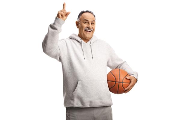 مرد بالغ خندان که یک توپ بسکتبال در دست دارد و روی پس‌زمینه سفید جدا شده است