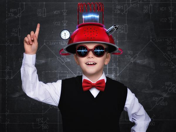 کودک باهوش وانمود می کند که مخترع است بچه بامزه با کلاه ایمنی آموزش هوش مصنوعی و مفهوم ایده کسب و کار