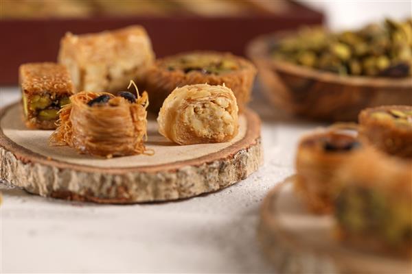 شیرینی یا دسر عربی باقلوای عربی خاورمیانه و دسر عربی شیرینی رمضانی کنافه و باقلوا تزیین شده در جعبه هدیه