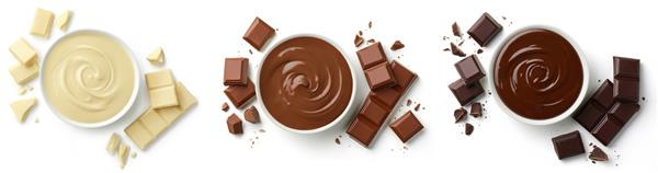 مجموعه ای از کاسه های مختلف شکلات ذوب شده تیره شیری و سفید و تکه های شکلات تخته ای شکسته جدا شده در زمینه سفید نمای بالا