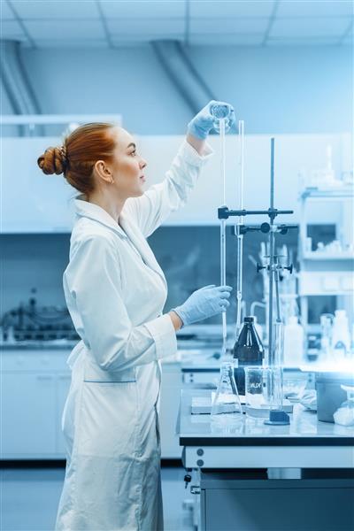 دانشمند زن حرفه ای در حال کار بر روی یک واکسن در یک آزمایشگاه تحقیقاتی علمی است محل کار مهندس ژنتیک مفهوم فناوری و علم COVID-19 را متوقف کنید