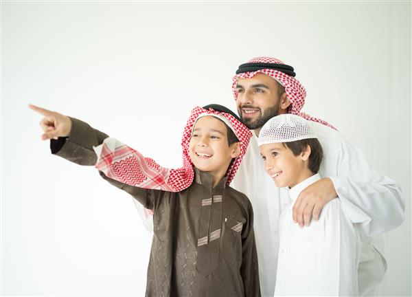 عکس گرفتن پدر جوان عربی با بچه ها