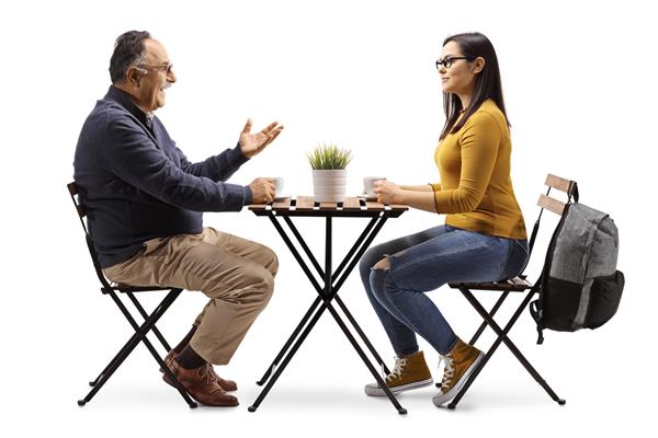 مرد بالغ و زن جوانی که پشت میز کافه نشسته اند و جدا شده روی پس زمینه سفید صحبت می کنند