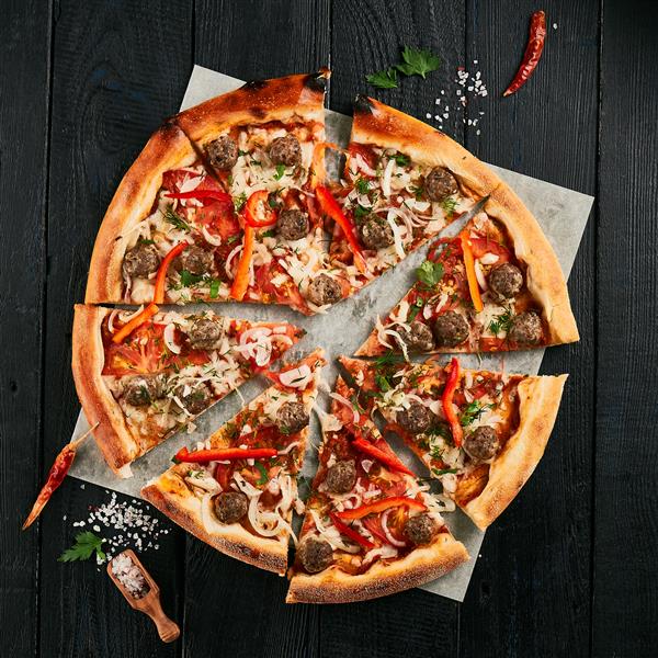 پیتزای خانگی با کوفته روی زمینه چوب مشکی پیتزا آمریکایی با گوشت و پنیر پیتزا ایتالیایی به سبک روستیک غذاهای ناسالم در پس زمینه تیره