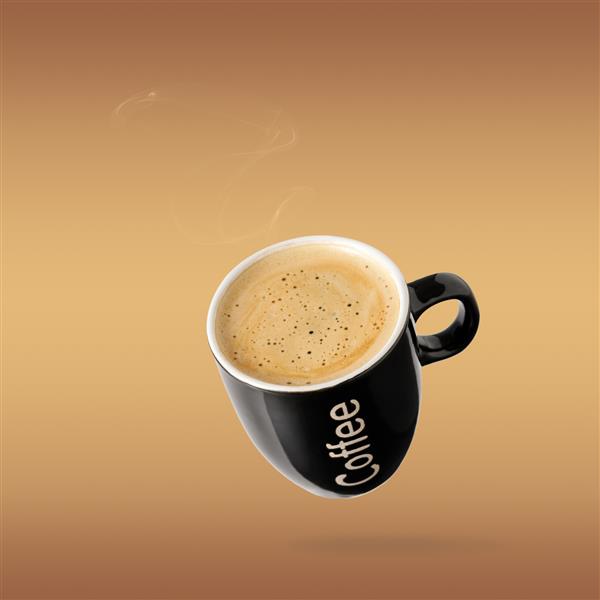 فنجان سیاه قهوه اسپرسو داغ در حال پرواز جدا شده روی پس‌زمینه قهوه‌ای تار کارت شیرینی فروشی یا کافه