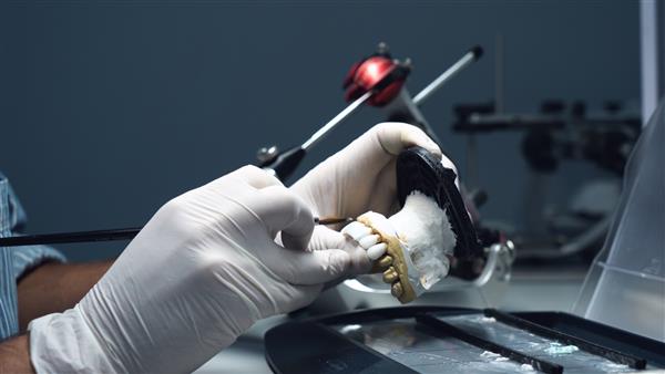 تکنسین دندانپزشکی پروتزهای دندانی ایجاد می کند آزمایشگاه نزدیک