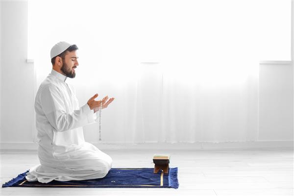 نماز خواندن مرد جوان مسلمان در خانه