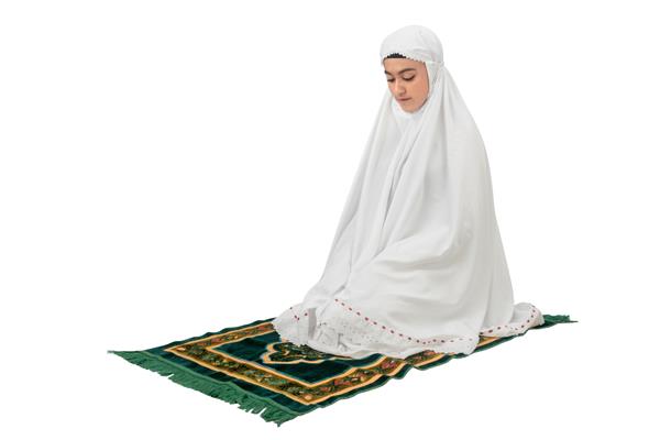 زن مسلمان آسیایی محجبه در جایگاه نماز صلوات جدا شده روی زمینه سفید