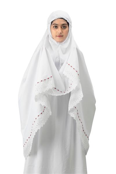 زن مسلمان آسیایی با روبنده ایستاده در حالی که دستانش را بالا برده و نماز می خواند جدا شده روی پس زمینه سفید