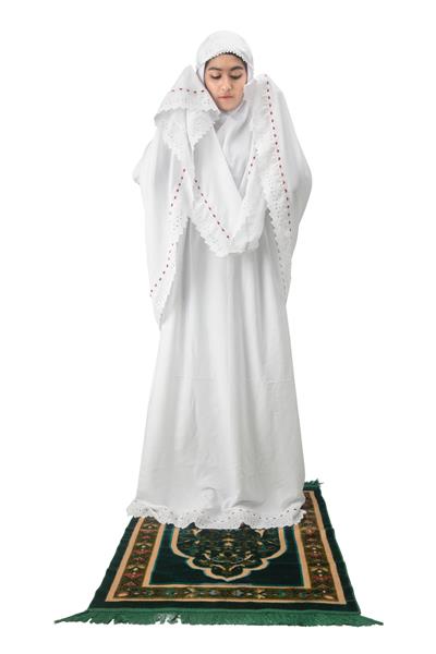 زن مسلمان آسیایی محجبه در جایگاه نماز صلوات جدا شده روی زمینه سفید