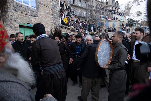 دراویش در مراسم روستای اورامان تخت در منطقه کردستان ایران با هم ذکر می خوانند 2022 02 02 جشن پیر شالیار یک مراسم سنتی قدیمی در کردستان است