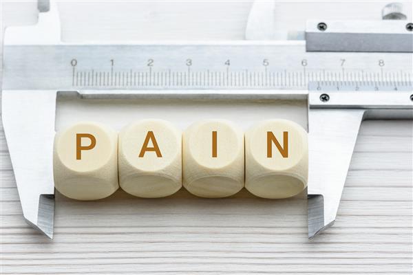 مقیاس درجه بندی درد مفهوم بالینی کولیس ورنیه مکعب های چوب را با کلمه PAIN اندازه گیری می کند که یک تجربه حسی یا احساسی ناخوشایند را به تصویر می کشد و برای تجربه درد آگاهانه