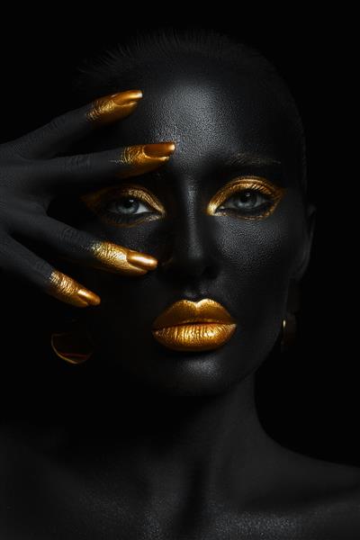 هنر بدن رنگ پوست مشکی زن پلک های آرایش طلایی لب ناخن های نوک انگشتان در رنگ طلایی آرایش طلایی حرفه ای