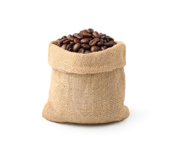 دانه های قهوه بو داده در گونی جدا شده در پس زمینه سفید