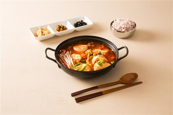 غذای کره ای روی میز غذاهای دریایی غذای گرم