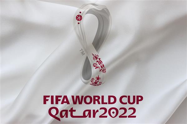 بورسا ترکیه - 3 آوریل 2022 لوگوی جام جهانی فوتبال 2022 قطر بر روی پرچم ابریشمی سفید در اهتزاز سازمان بین المللی فوتبال در قطر